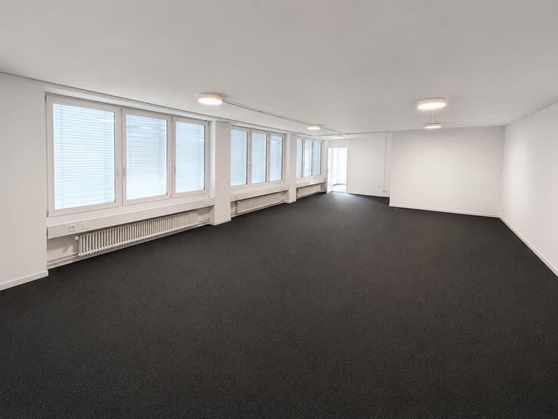Helles_leeres_Buero_mit_Fensterfront.png