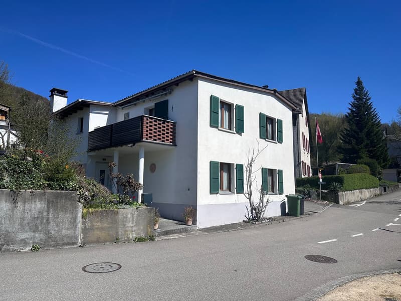 Casa familiare affascinante di 4,5 locali in una posizione tranquilla a Zuzgen (2)