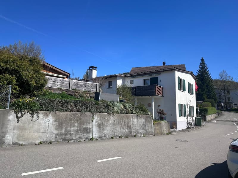 Casa familiare affascinante di 4,5 locali in una posizione tranquilla a Zuzgen (3)