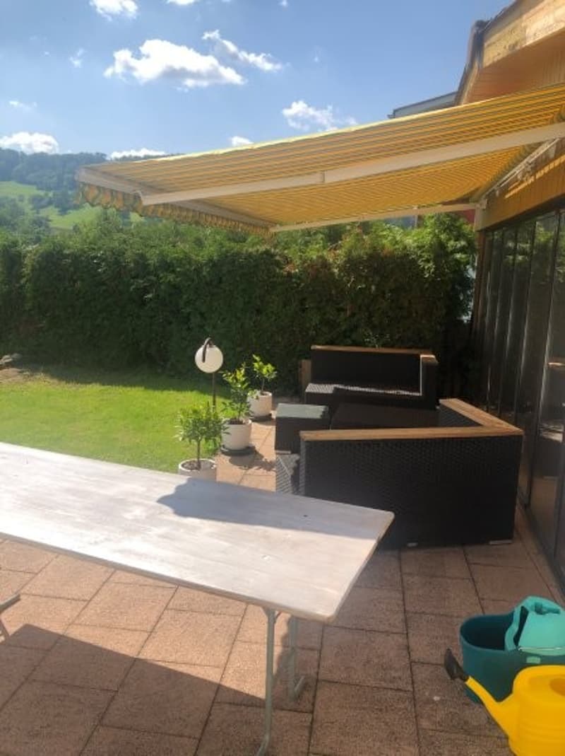 Casa familiare affascinante di 4,5 locali in una posizione tranquilla a Zuzgen (7)