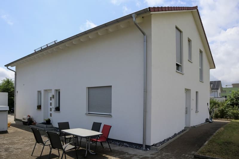 6 1/2 Zimmer Einfamilienhaus mit zusätzlicher 2-Zimmer Einliegerwohnung (rollstuhlgängig) an sehr ruhiger und sonniger Lage (5)