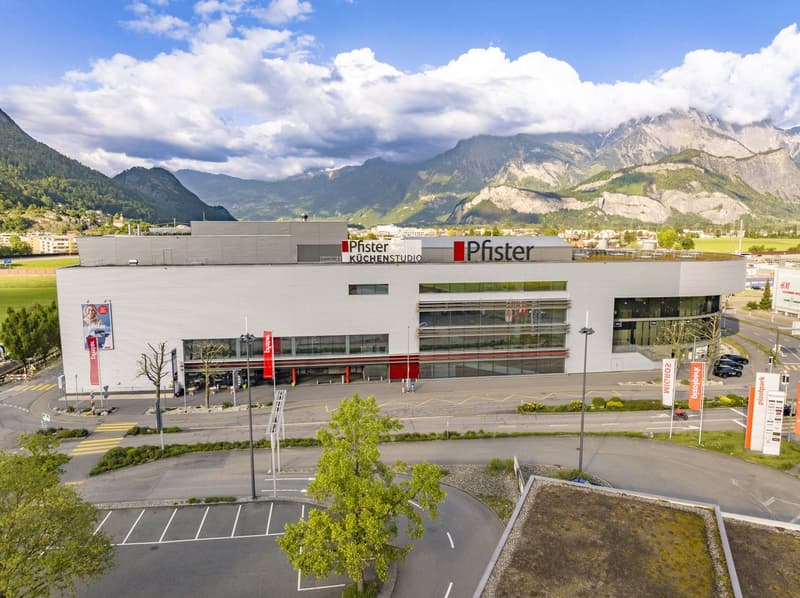 Sales area in a traffic-favorable location (2)