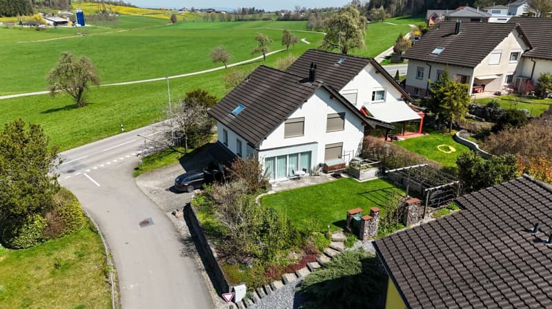 Familienfreundliches Doppeleinfamilienhaus mit idyllischem Garten (1)