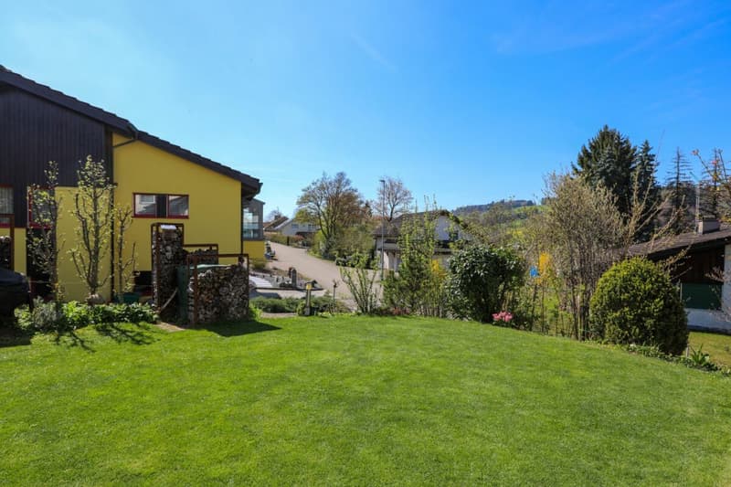 Familienfreundliches Doppeleinfamilienhaus mit idyllischem Garten (3)