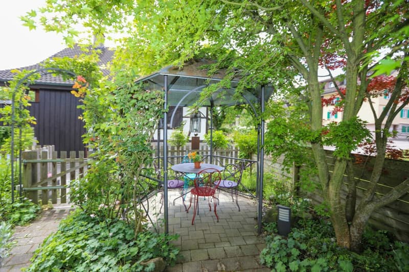 Zweifamilienhaus mit wunderschönem Blumengarten - Ein Liebhaberobjekt! (19)