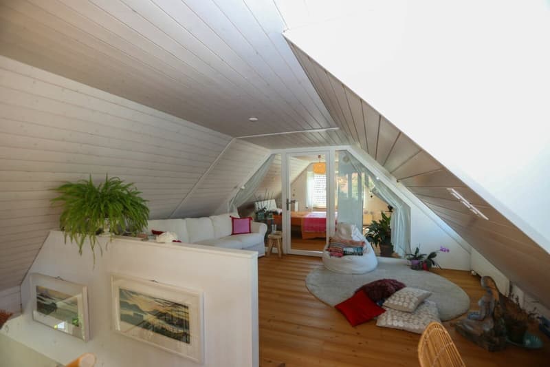 Zweifamilienhaus mit wunderschönem Blumengarten - Ein Liebhaberobjekt! (8)