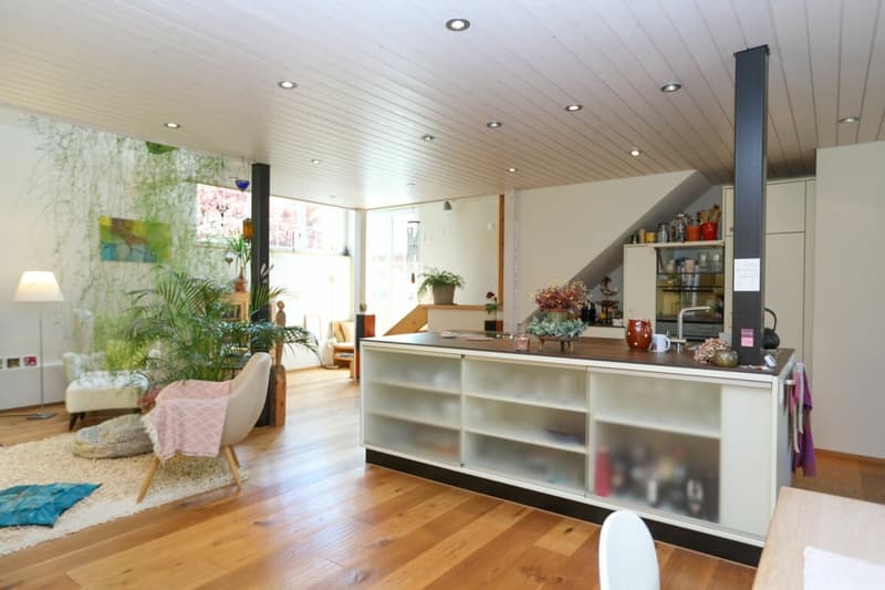 Zweifamilienhaus mit wunderschönem Blumengarten - Ein Liebhaberobjekt! (2)