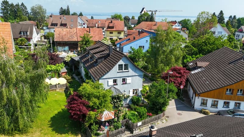 Zweifamilienhaus mit wunderschönem Blumengarten - Ein Liebhaberobjekt! (22)