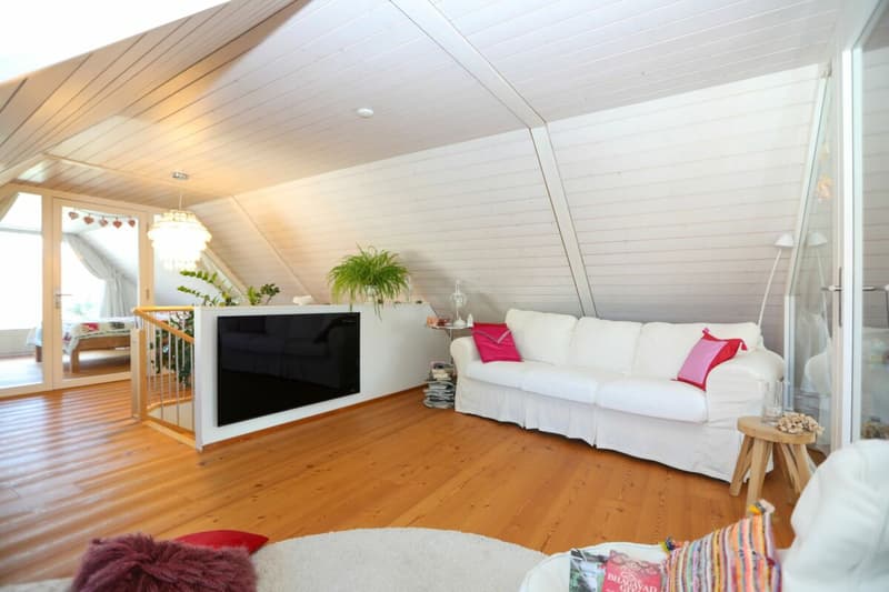 Zweifamilienhaus mit wunderschönem Blumengarten - Ein Liebhaberobjekt! (9)
