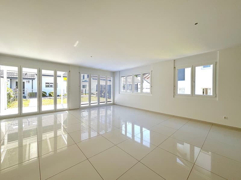 Modernes 5.5-Zimmer-Doppeleinfamilienhaus mit Garten und viel Licht in Neuenhof (3)