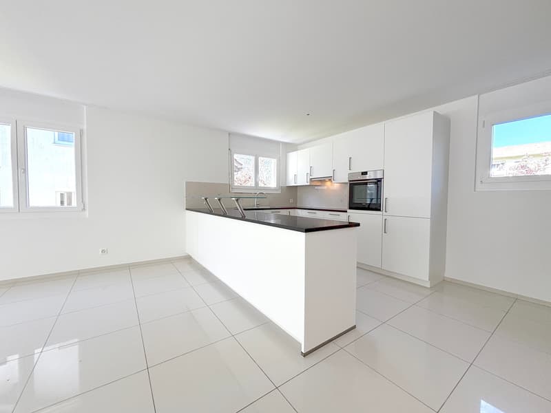 Modernes 5.5-Zimmer-Doppeleinfamilienhaus mit Garten und viel Licht in Neuenhof (4)