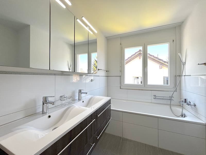 Modernes 5.5-Zimmer-Doppeleinfamilienhaus mit Garten und viel Licht in Neuenhof (10)
