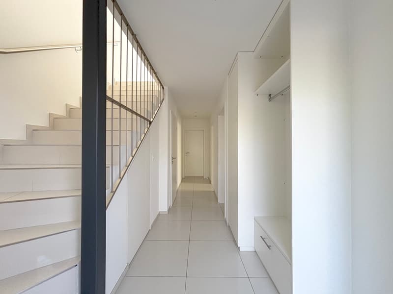 Modernes 5.5-Zimmer-Doppeleinfamilienhaus mit Garten und viel Licht in Neuenhof (12)