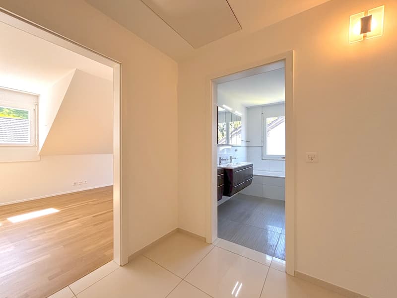 Modernes 5.5-Zimmer-Doppeleinfamilienhaus mit Garten und viel Licht in Neuenhof (9)