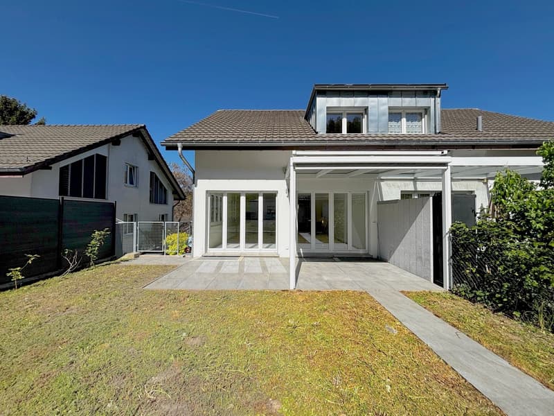 Modernes 5.5-Zimmer-Doppeleinfamilienhaus mit Garten und viel Licht in Neuenhof (7)