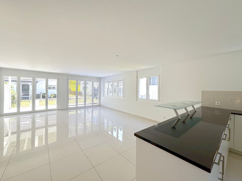 Modernes 5.5-Zimmer-Doppeleinfamilienhaus mit Garten und viel Licht in Neuenhof (2)