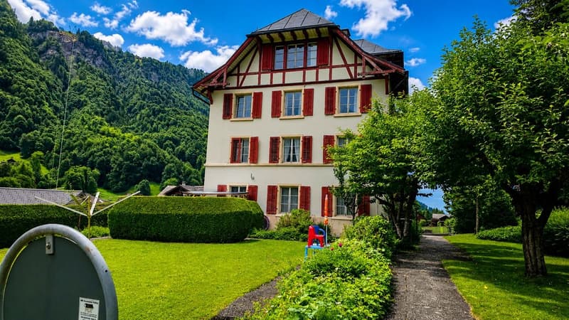 Vielseitiges Wohnhaus zur Miete in Linthal (2)