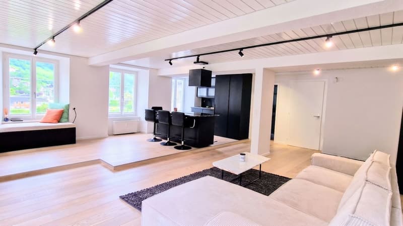 Exklusive 4.5 Zimmer-Wohnung mit 118m2 Wohnfläche - komplett renoviert in Glarus Süd (2)