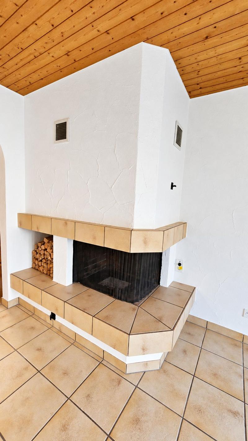 Zentrale 2.5 Zimmer-Wohnung mit Cheminée (5)