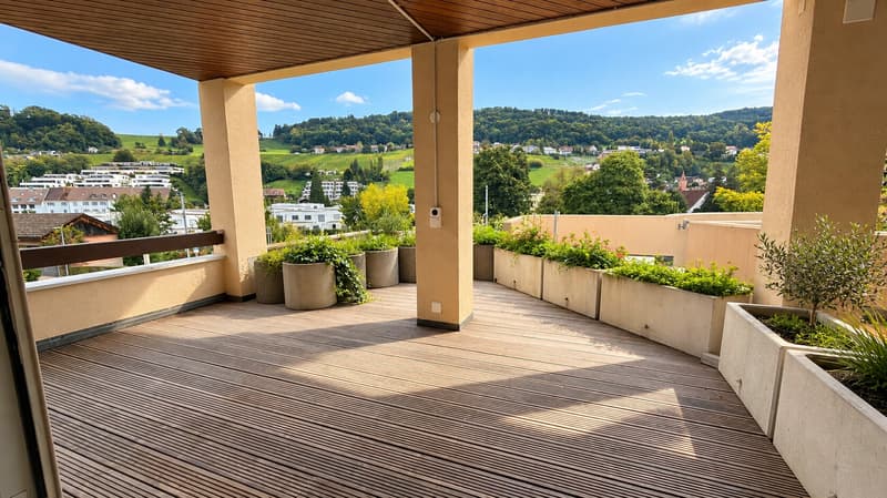 Sonnige Terrasse mit Panoramablick