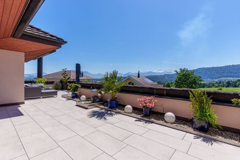 Den Sommer geniessen: Riesige Terrasse mit Blick aufs Bergpanorama