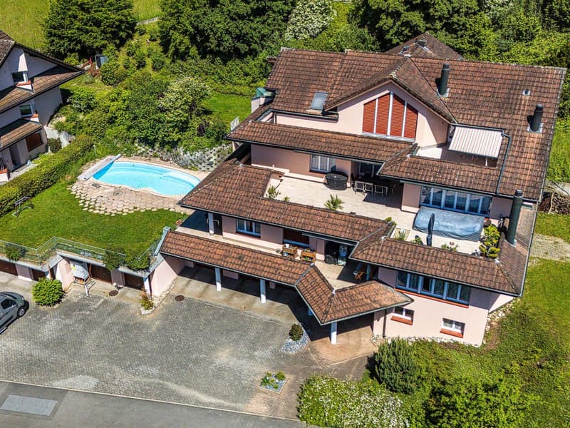 Die solide Liegenschaft präsentiert sich architektonisch gelungen
