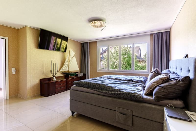 Grosszügiges Elternschlafzimmer mit Ausblick