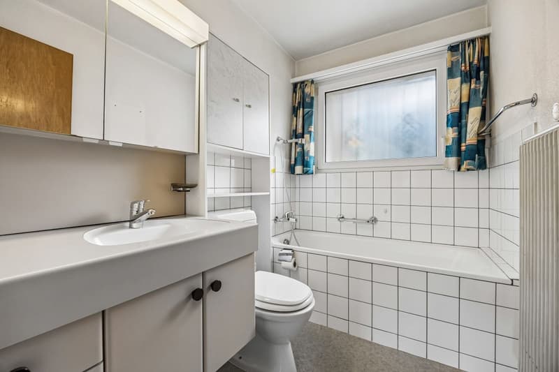 Erdgeschoss: Badezimmer mit Badewanne