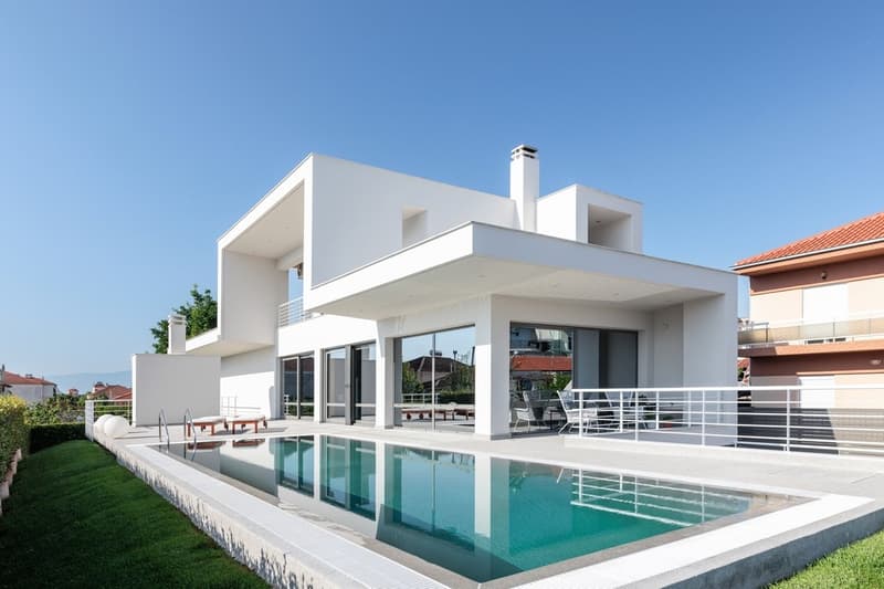 Einfamilienhaus mit einer Gesamtfläche von 500 qm mit Pool (1)