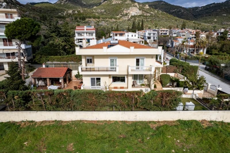 Villa von 390,42 qm auf einem Grundstück von 602,36 qm in Palio Kavala (2)