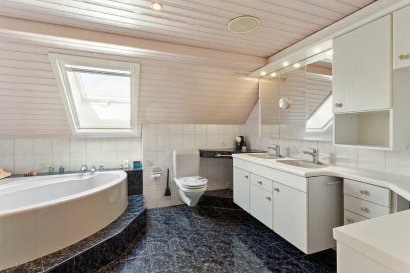Zweifamilienhaus, 2020 saniert, mit idyllischem Garten - nahe Dorfkern und Schule im historisches Landstädtchen Elgg ZH. (7)