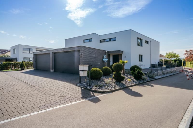 Modernes Wohnen mit Weitblick - 4½-Zimmer-Doppeleinfamilienhaus mit grossem Garten und viel Privatsphäre (2)