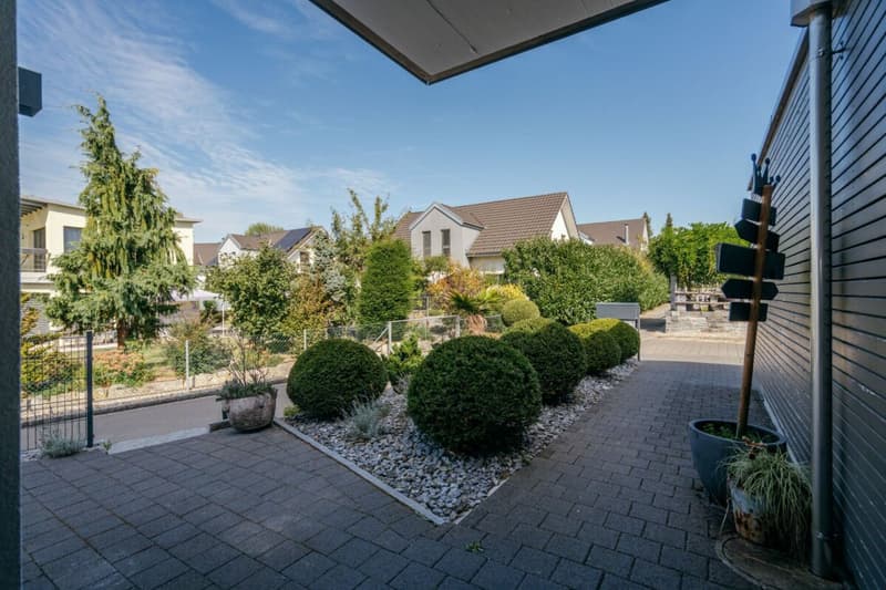 Modernes Wohnen mit Weitblick - 4½-Zimmer-Doppeleinfamilienhaus mit grossem Garten und viel Privatsphäre (3)