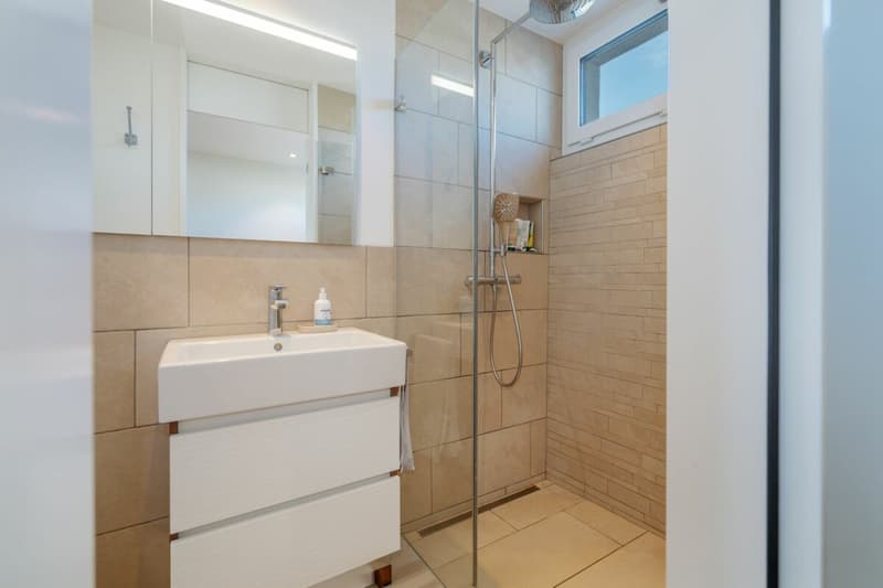Modernes Wohnen mit Weitblick - 4½-Zimmer-Doppeleinfamilienhaus mit grossem Garten und viel Privatsphäre (14)