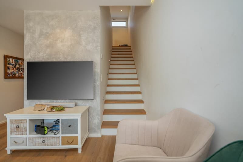 Modernes Wohnen mit Weitblick - 4½-Zimmer-Doppeleinfamilienhaus mit grossem Garten und viel Privatsphäre (12)
