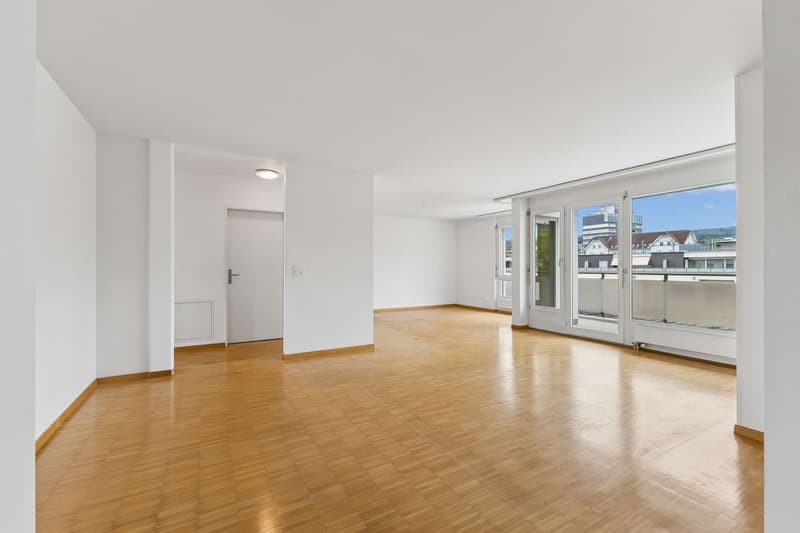 Zentral in Baar mit Blick ins Grüne: 114 m2 und zwei gedeckte Balkone (2)