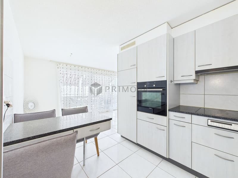Generous living pleasure with balcony and ideal floor plan (4)