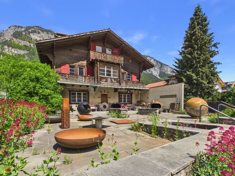Traditionsreiches Chalet mit Gastronomie & zwei Wohneinheiten auf weitläufigem Grund (1)