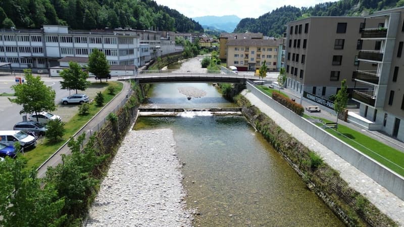 Ihre Chance auf ein charmantes Eigenheim mit grosser Terrasse direkt am Fluss in idyllischer Kulisse! (12)
