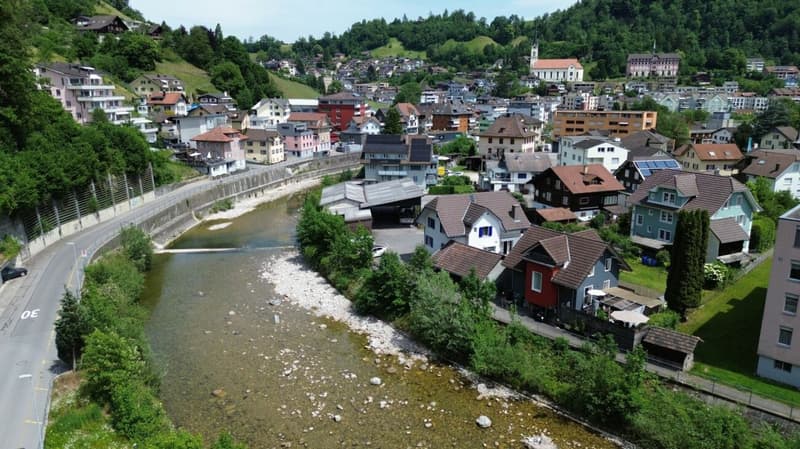 Ihre Chance auf ein charmantes Eigenheim mit grosser Terrasse direkt am Fluss! (2)