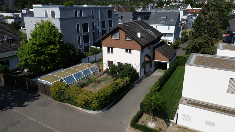 Repräsentatives Anwesen mit Einliegerwohnung, Wintergarten und Swimmingpool (2)