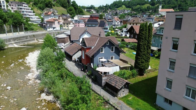 Herziges Einfamilienhaus mit Ausbaupotenzial ( Kernzone C, 18m ) direkt am Fluss. (1)