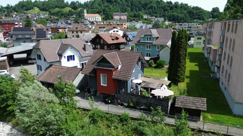 Herziges Einfamilienhaus mit Ausbaupotenzial ( Kernzone C, 18m ) direkt am Fluss. (14)