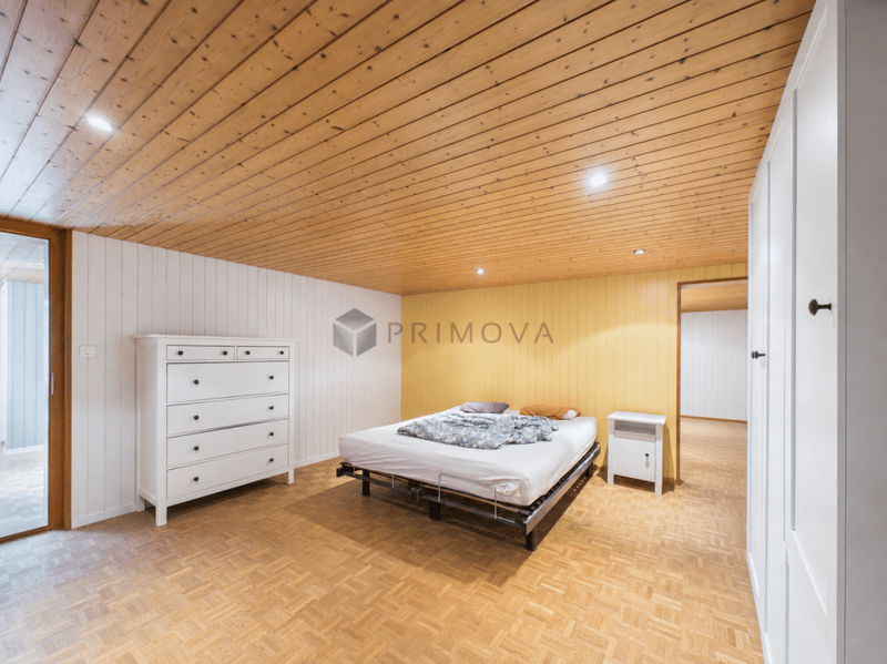 Modernisiertes Zweifamilienhaus mit Weitblick, Doppelgarage und viel Platz (9)
