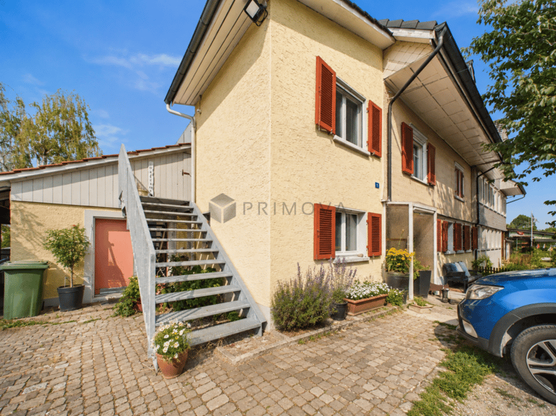 Modernisiertes Zweifamilienhaus mit Weitblick, Doppelgarage und viel Platz (1)