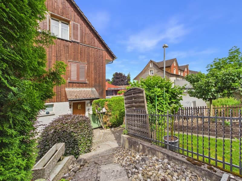 Familienfreundliches 5.5 Zimmer-Reihenhaus mit viel Platz und sonnigem Aussenbereich (2)