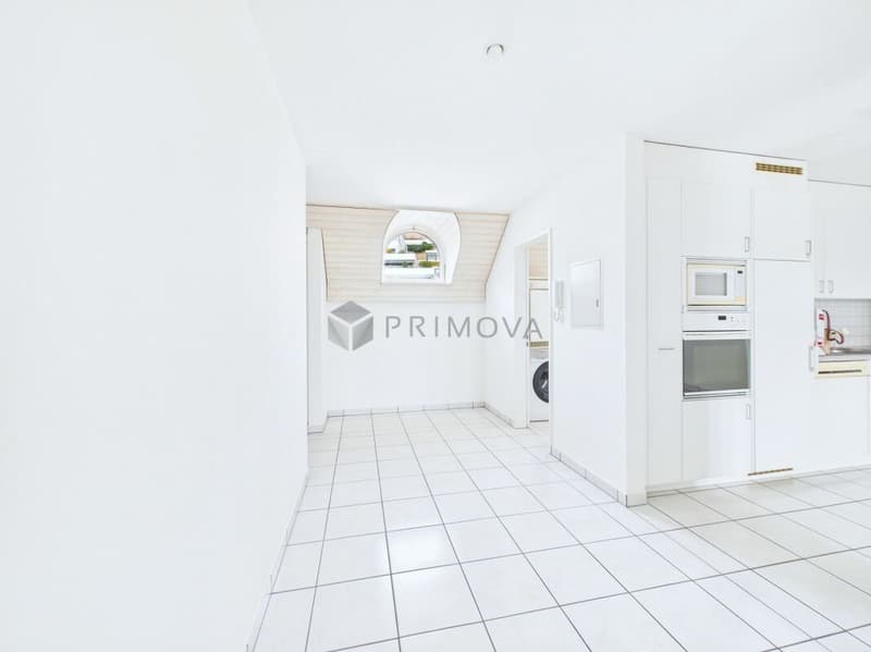 Helle 2.5 Zimmer-Dachwohnung mit Lift, Parkplatz und besonderem Wohnambiente (5)