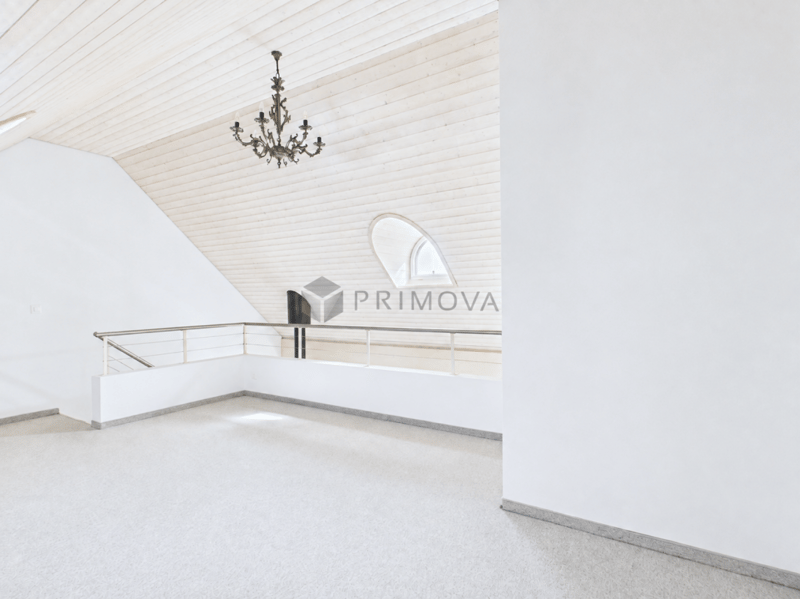 Helle 2.5 Zimmer-Dachwohnung mit Lift, Parkplatz und besonderem Wohnambiente (2)