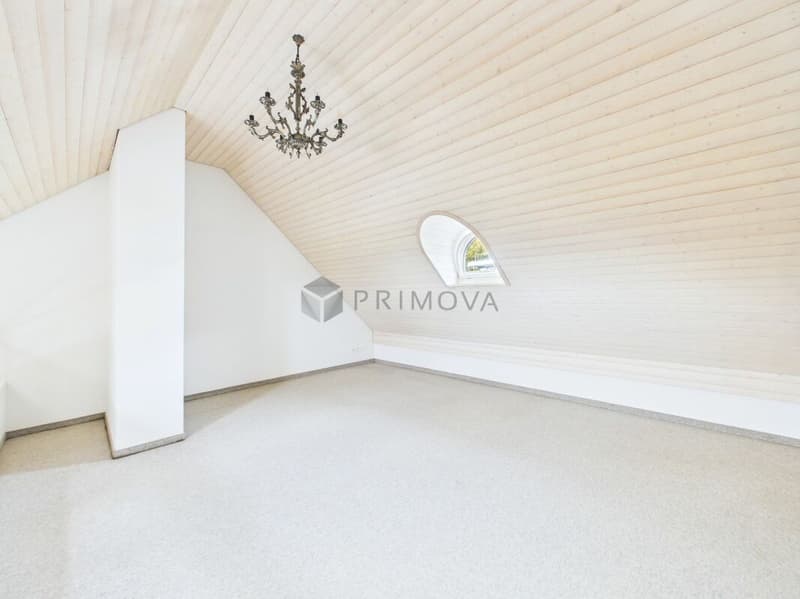 Helle 2.5 Zimmer-Dachwohnung mit Lift, Parkplatz und besonderem Wohnambiente (8)