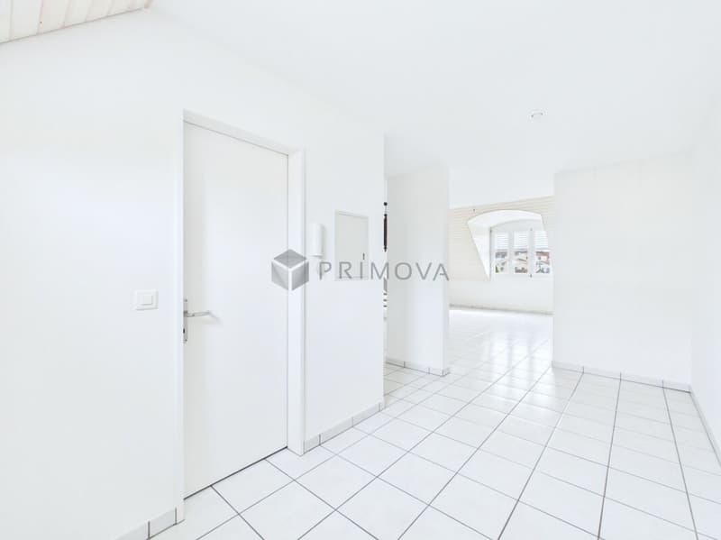 Helle 2.5 Zimmer-Dachwohnung mit Lift, Parkplatz und besonderem Wohnambiente (3)